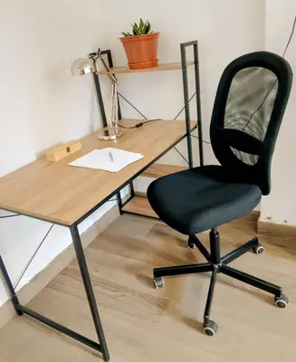 a black chair sitting next to a wooden desk at Casa Yaiza in Valencia