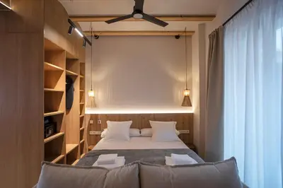 a bedroom with a bed and a ceiling fan at Mon Suites San Pedro in Valencia