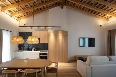 a living room with a table and a kitchen at Mon Suites San Pedro in Valencia
