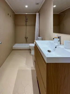a bathroom with a sink and a toilet and a tub at Cosy Flat Catarroja in Catarroja