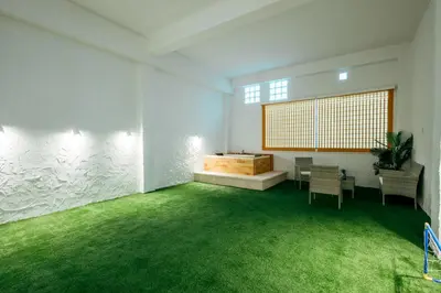 an empty room with green carpet and a table and chairs at Sada Flat, Jacuzzi, Chill Out, 7 Pax, SmartTV in Valencia