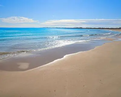 a sandy beach with the ocean and the water at Pinedo Playa Rustico in Valencia