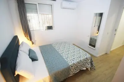 a bedroom with a bed and a window at Apartamento Ross - Central flat with all the amenities in Valencia