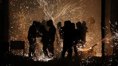 a group of people standing in front of sparks at Habitación doble Valencia in Alaquas