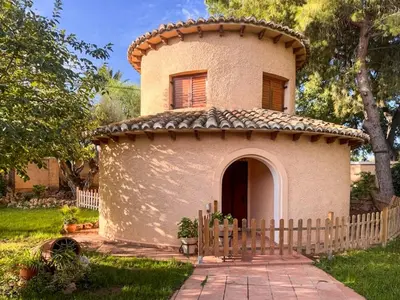 a small house with a fence in a yard at Casa de invitados en L'Eliana, España in La Eliana