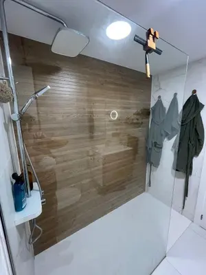 a bathroom with a shower with a glass door at Apartamento tranquilo y luminoso junto al mar in Cullera