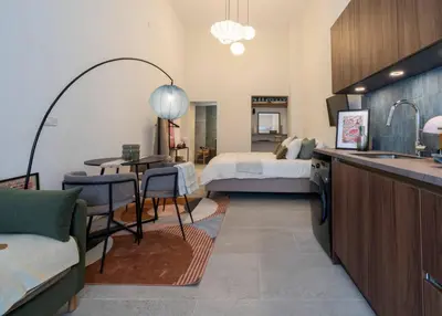 a room with a kitchen and a bedroom with a bed at Studio 01 - Les Artes in Valencia