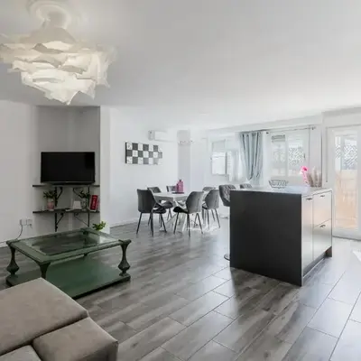 Modern 2BR Apartment with Terrace in Valencia