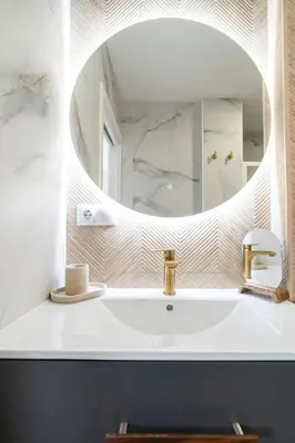 a bathroom with a sink and a mirror at República Argentina 02 in Valencia