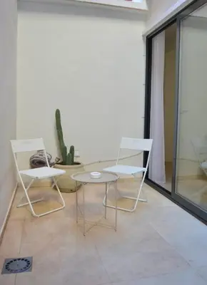 two chairs and a table in a room at Excepcional moderno y luminoso Terraza privada in Valencia