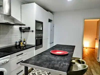 a kitchen with a red plate on a counter at Valencia Room in Cuart de Poblet