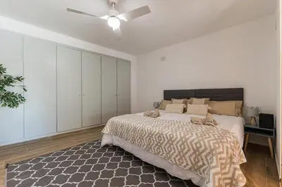 a bedroom with a large bed and a ceiling fan at Loft Sayulita Escapada moderna en el paraíso in Torrent