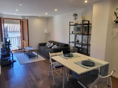 a living room with a table and a couch at Precioso apartamento en casa histórica en la playa in Valencia