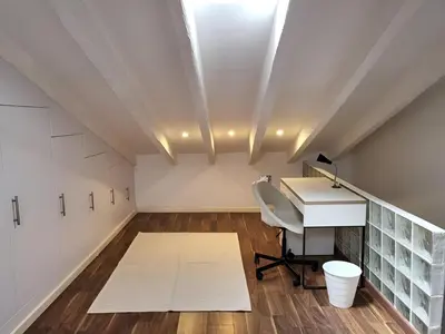 an office with a desk and a computer in a room at Precioso apartamento en casa histórica en la playa in Valencia
