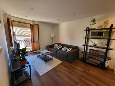 a living room with a couch and a table at Precioso apartamento en casa histórica en la playa in Valencia