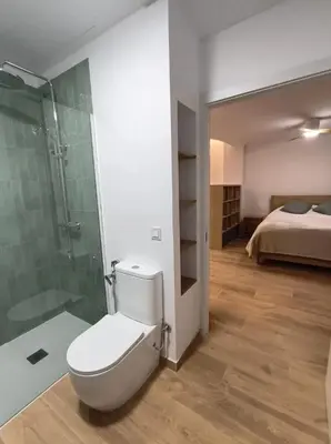a kitchen with a washing machine and a washer at estudio en El Castell in Burjasot