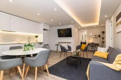 a living room with a table and chairs and a kitchen at Riviera Esmeralda Relax y belleza en un solo lugar in Torrent