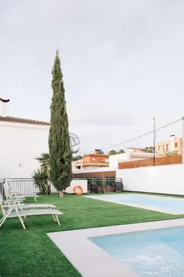 a garden with a tree and a swimming pool at Sierra Potosina Relájate en un entorno único in Torrent