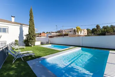 a swimming pool in the backyard of a house at Sierra Potosina Relájate en un entorno único in Torrent