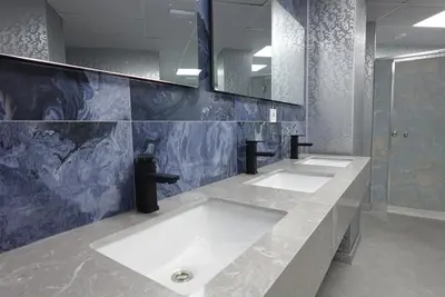 a bathroom with two sinks and a large mirror at Joaquin Sorolla Pod Hostel in Valencia