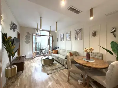 a living room with a couch and a table at Nuevo, centrico y luminoso Apartamento casaslacambra in Valencia