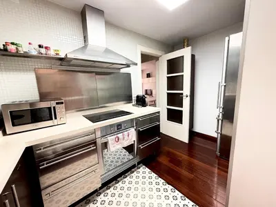 a kitchen with a stove and a microwave at Centro Histórico Valencia 2 Hab in Valencia