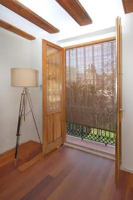 a room with a door and a lamp and a window at Beds & Breaks Ravel I in Valencia