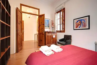 a kitchen with a washing machine and a microwave at Beds & Breaks Strauss in Valencia