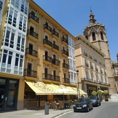 Flats Friends Plaza de la Reina