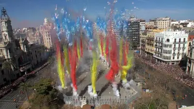 a crowd of people on a city street with a fountain at Apartamento Alameda in Valencia