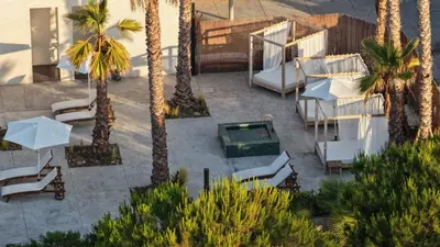 an overhead view of a patio with palm trees at Hotel Barú in Sagunto