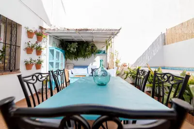 a table with chairs and a vase on top of it at La Casa Azul in Alquerías del Niño Perdido