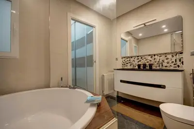 a bathroom with a tub and a sink and a mirror at Beds & Breaks Boyvin in Valencia