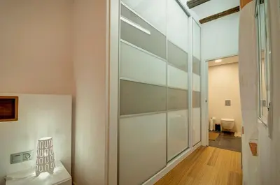 a dining room with a glass table and chairs at Beds & Breaks Boyvin in Valencia