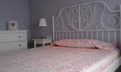 a bedroom with a bed with a pink and white bedspread at Apartment Savoy in Valencia