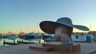 a statue of a hat on top of a marina at Apartment on Carrer del Dr. Lluch in Valencia