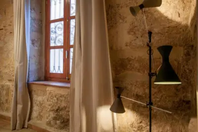 a lamp in a room with a window at Apartamento Horno in Valencia