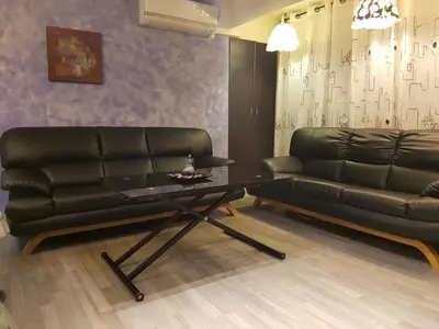 a living room with a leather couch and a coffee table at Balandra Flat in Valencia