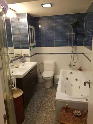 a bathroom with a tub and a toilet and a sink at Balandra Flat in Valencia