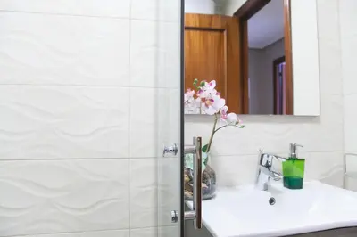 a bathroom with a sink and a mirror at Apartamento Cardenal in Valencia