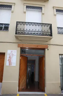 a building with a balcony on top of it at B&B 