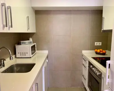 a kitchen with a sink and a microwave at La casita de Palomar - PalomarGroup in Valencia