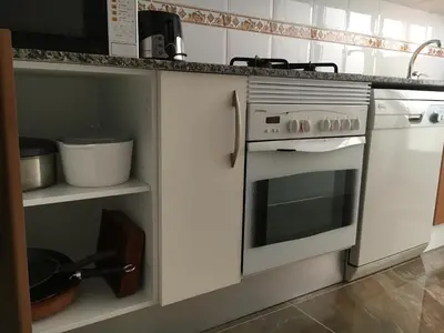 a kitchen with a white stove and a microwave at Apartament Magnífico in Paiporta