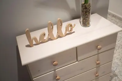 a white dresser with a sign that says kid on it at SingularStays El Faro in Puzol