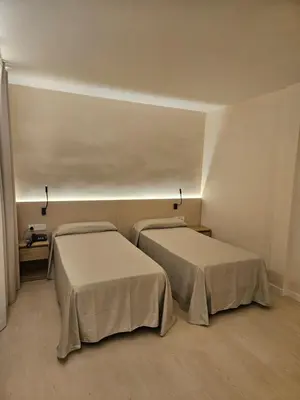 a room with two beds in a room at El Globo in Valencia