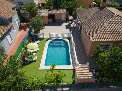 an overhead view of a swimming pool in a yard at La perla de oasis in Lliria