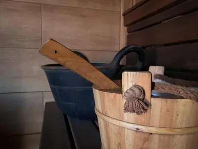 a blue bucket with a pair of scissors in it at La perla de oasis in Lliria