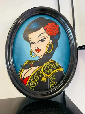 a round mirror with a picture of a woman at Casa Sibarita in Rafelguaraf