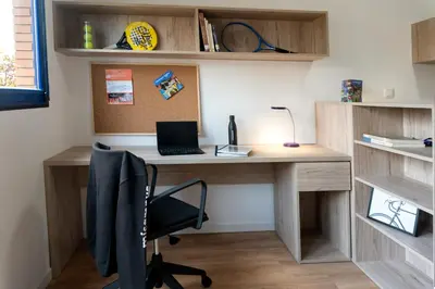 a room with a desk with a laptop on it at Albergue Juvenil Colegio Mayor Galileo Galilei in Valencia