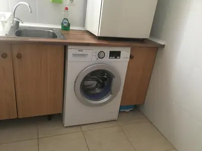 a washing machine in a kitchen next to a sink at Apartamento Ciudad de las Ciencias 2 in Valencia